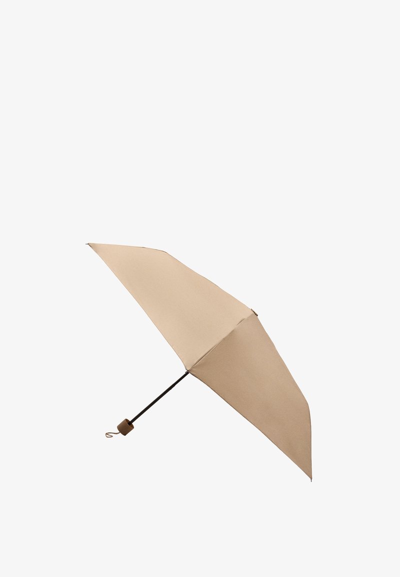 Beżowy, kompaktowy składany parasol z czarnym trzonkiem i brązową rączką, całkowicie otwarty na białym tle.