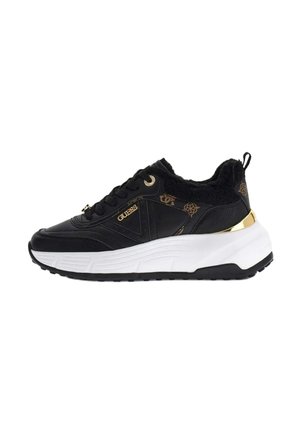 Baskets Guess noires et dorées avec une semelle épaisse blanche, fermeture à lacets à l’avant, détails en tissu à motifs et doublure polaire autour de la cheville.