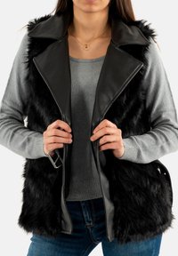 Molly Bracken Smanicato - noir