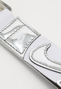 Nike Sportswear PREMIUM KEY HOLDER UNISEX - Portachiavi - metallic silver-coloured/white