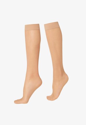 Medias hasta la rodilla de color beige, hechas de un material suave y elástico. Presentan una banda superior gruesa y sólida, además de un diseño sin costuras.