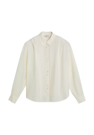 Blusa de manga larga color crema con botones frontales, cuello clásico y sutiles pliegues en el hombro.