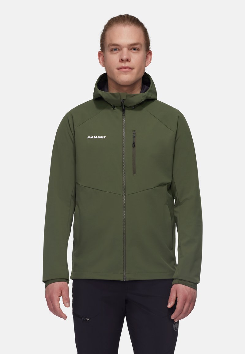 Grüne Softshelljacke mit Kapuze, Reißverschluss vorne, Reißverschlussbrusttasche und elastischen Bündchen. Mit einem Logo auf der linken Brust und strukturiertem Stoff.