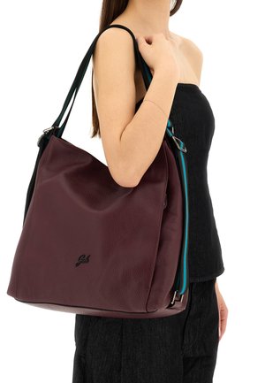Borsa hobo in pelle bordeaux con finitura testurizzata, caratterizzata da logo nero, tracolle a doppio tono e un'ampia apertura per un facile accesso.