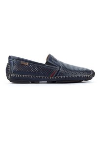 Navy Leder Slipper mit durchbrochener Oberseite, kontrastierenden Nähten, weicher Innenauskleidung und einer strukturierten Gummisohle.