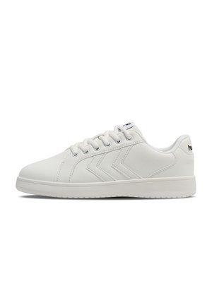 Baskets blanches en matériau synthétique lisse. Présentent un design bas, un bout rond et une semelle texturée. Logo au talon et rayures sur le côté.