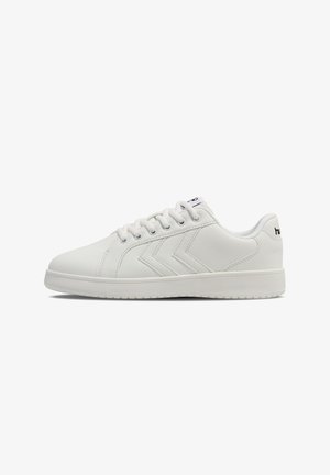Białe sneakersy wykonane z gładkiego materiału syntetycznego. Oferują niski krój, okrągły czubek i teksturowaną podeszwę. Logo na pięcie oraz paski po bokach.