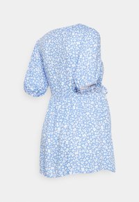Vestido floral azul com padrões de flores brancas, mangas curtas bufantes, cintura ajustada e uma barra ligeiramente rodada. Tecido leve com uma textura suave.