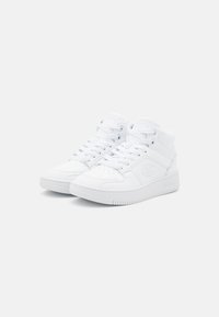 Sneaker alte bianche realizzate in pelle sintetica, con punta perforata, cuciture tono su tono e un logo in rilievo sul lato. Suola in gomma.