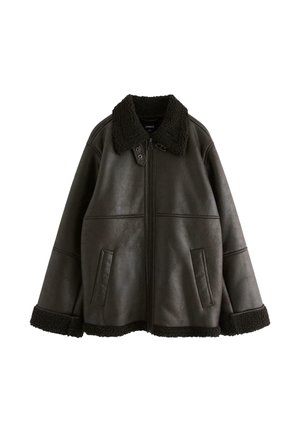 Giacca in ecopelle marrone con colletto in shearling nero testurizzato. Presenta una chiusura con zip e due tasche frontali, progettata in una silhouette oversize.