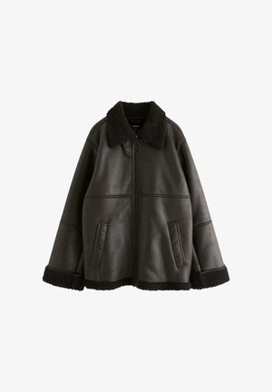 Giacca in ecopelle marrone con colletto in shearling nero testurizzato. Presenta una chiusura con zip e due tasche frontali, progettata in una silhouette oversize.