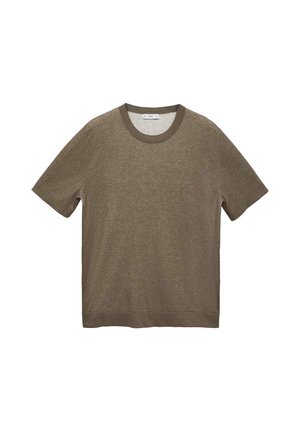 Oliwkowy T-shirt z krótkim rękawem wykonany z miękkiej tkaniny, z okrągłym dekoltem i kontrastowym, ciemniejszym ściągaczem przy kołnierzyku oraz u dołu.