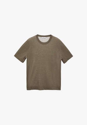 Oliwkowy T-shirt z krótkim rękawem wykonany z miękkiej tkaniny, z okrągłym dekoltem i kontrastowym, ciemniejszym ściągaczem przy kołnierzyku oraz u dołu.