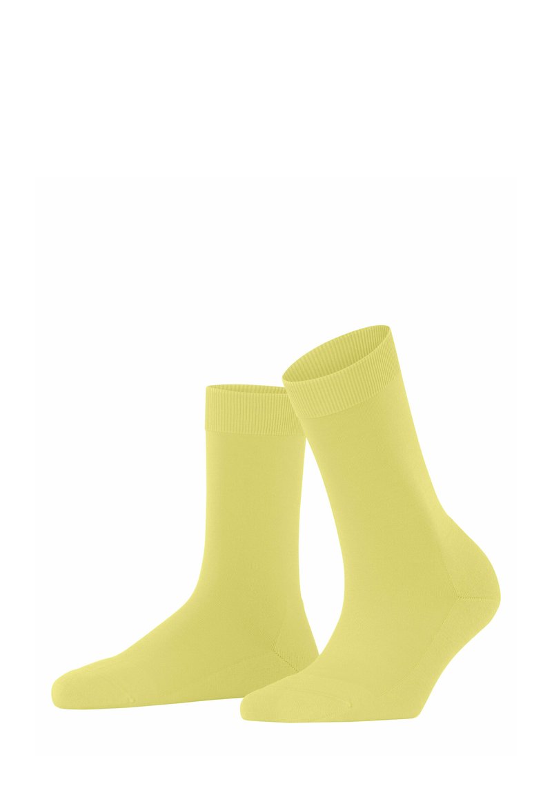 Żółte bawełniane skarpetki z żeberkowym ściągaczem, gładką fakturą, długości do połowy łydki oraz bezszwowym wykończeniem palców.