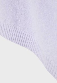 Hellpurpurnes gestricktes Sweatshirt-Detail mit geripptem Saum. Die Textur wirkt weich mit einem lockeren Strickmuster, was einen gemütlichen Eindruck vermittelt.