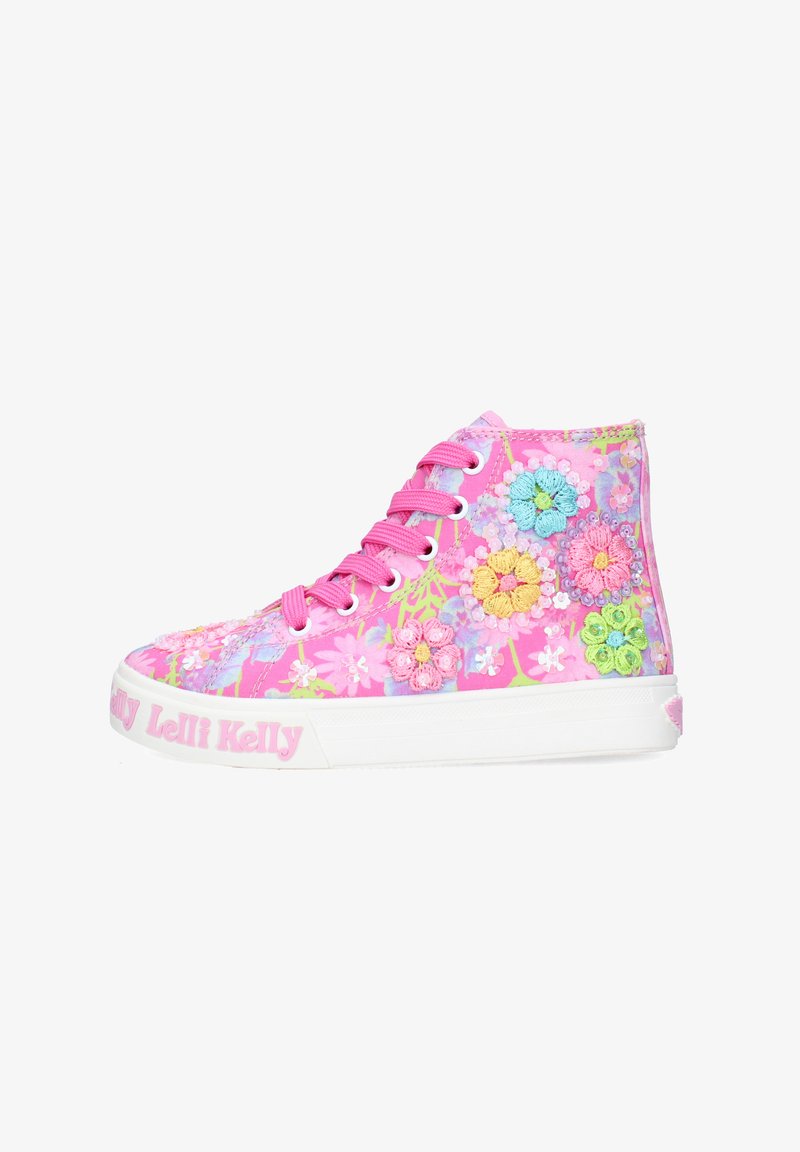 Sneaker rosa alta con fiori ricamati multicolore, lacci rosa e marchio "Lelli Kelly" sulla suola bianca.