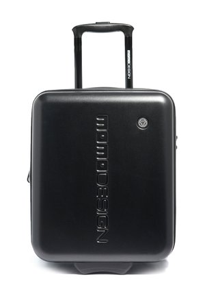 Valigia da cabina nera con guscio rigido, manico retrattile e logo verticale MOMO DESIGN sul pannello frontale.