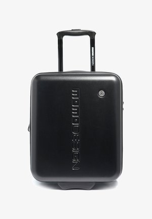 Zwarte harde handbagagekoffer met uitschuifbare handgreep en verticale MOMO DESIGN-logo op het voorpaneel.