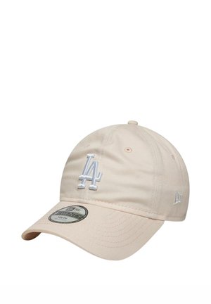 Beżowa czapka baseballowa z białym haftowanym logo "LA" z przodu i zakrzywionym daszkiem z naklejką New Era 9TWENTY.