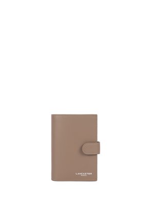 Portfel z brązowej skóry z zapięciem na zatrzask, widocznym przeszyciem i logo "LANCASTER PARIS" w białym kolorze na przednim dolnym rogu.