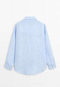 Hellblaues Hemd mit langen Ärmeln und weißen vertikalen Streifen, mit geknöpften Manschetten und einem klassischen Kragen, von hinten gezeigt.