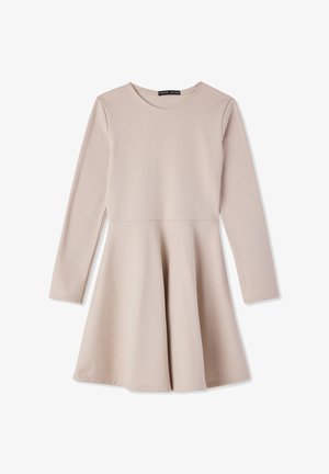 Abito a maniche lunghe color beige chiaro, realizzato in tessuto liscio. Presenta un corpetto aderente e una gonna svasata, con scollo rotondo e senza decorazioni visibili.