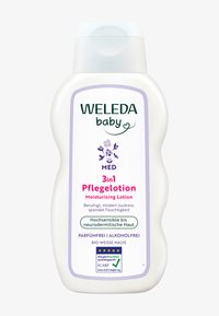 Lotion nawilżająca Weleda Baby 3 w 1 w białej plastikowej butelce o zakrzywionym kształcie, z zielonym i różowym tekstem, ozdobiona grafiką kwiatów oraz logotypami certyfikacji.