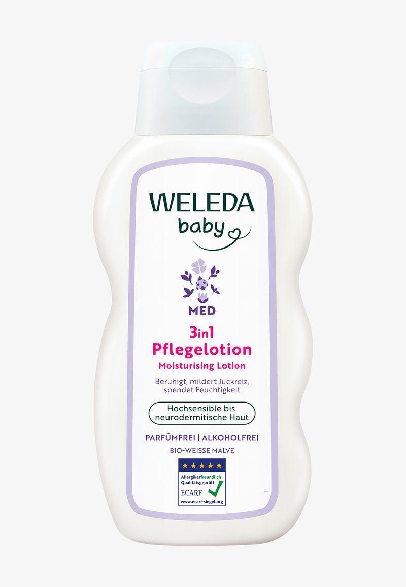 Lotion nawilżająca Weleda Baby 3 w 1 w białej plastikowej butelce o zakrzywionym kształcie, z zielonym i różowym tekstem, ozdobiona grafiką kwiatów oraz logotypami certyfikacji.