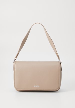 Bolso de hombro de cuero beige con forma rectangular, textura suave, correa ajustable y un detalle del logo plateado en la parte frontal.