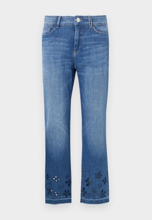Blå denimjeans med rak passform, med blommiga utskärningar vid fållen. Klassisk femficksstil med knäppning fram.