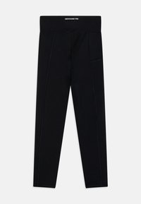 Leggings neri con una cintura ampia, dotati di tasche laterali e dettagli di cucitura a contrasto. Realizzati in un tessuto morbido e elastico.