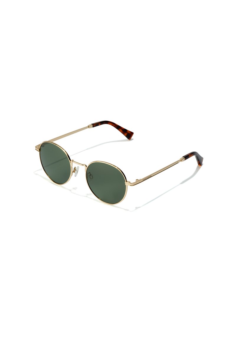 Ronde zonnebrillen met donker groene lenzen, een gouden metalen frame en bruin schildpadpatroon op de slapen. Lichtgewicht ontwerp met minimale hardware.
