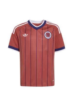 Rotes Sporttrikot mit kurzen Ärmeln, dünnen vertikalen blauen Streifen, marineblauem Kragen und Bündchen, weißem Adidas-Logo und Schottland-Fußballschild auf der Brust.