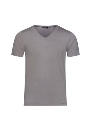 T-shirt grise à manches courtes et col en V, fabriqué en tissu doux. Présente un ourlet plat et une petite étiquette de marque sur le bas à gauche.