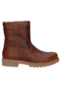 Botín de cuero marrón hasta el tobillo con superficie texturizada, suela de goma y forro suave en la parte superior. Presenta una marca en el lado exterior.