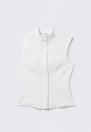 Hvid, ærmeløs bluse med høj krave, skræddersyet pasform, subtilt tekstureret stof og en central knaplukning. Ingen synlige hardware-elementer eller mønstre.