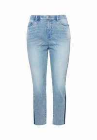 Světle modré džínové kalhoty s rovného střihu, které mají texturovaný povrch a kontrastní tmavě modré boční panely. Klasický pětikapsový design s knoflíkem.