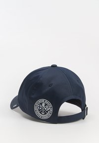 Granatowa czapka baseballowa z regulowanym paskiem, ozdobiona haftowaną naszywką w morskim wzorze oraz teksturowanym materiałem.
