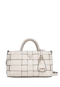 Borsa a tracolla bianca intrecciata con una finitura testurizzata, dotata di manico intrecciato, accessori in metallo e un'etichetta staccabile con il logo 'GUESS'.