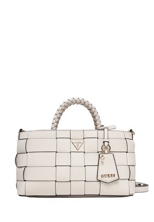 Borsa a tracolla bianca intrecciata con una finitura testurizzata, dotata di manico intrecciato, accessori in metallo e un'etichetta staccabile con il logo 'GUESS'.