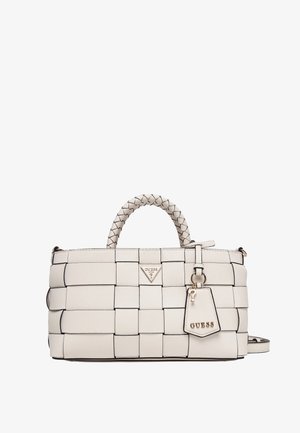 Borsa a tracolla bianca intrecciata con una finitura testurizzata, dotata di manico intrecciato, accessori in metallo e un'etichetta staccabile con il logo 'GUESS'.