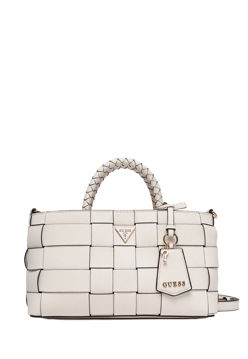 Borsa a tracolla bianca intrecciata con una finitura testurizzata, dotata di manico intrecciato, accessori in metallo e un'etichetta staccabile con il logo 'GUESS'.