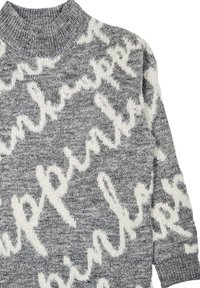 Maglione grigio a maglia con colletto alto, caratterizzato da un motivo in scrittura a mano bianca su tutta la superficie. È visibile una texture morbida e dei polsini a costine.
