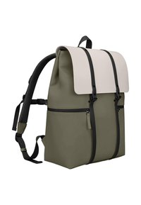 Grüner Rucksack mit einem hellgrauen Deckel, schwarzen Riemen und Akzenten. Verfügt über eine Reißverschlusstasche und ein schlankes, strukturiertes Design.