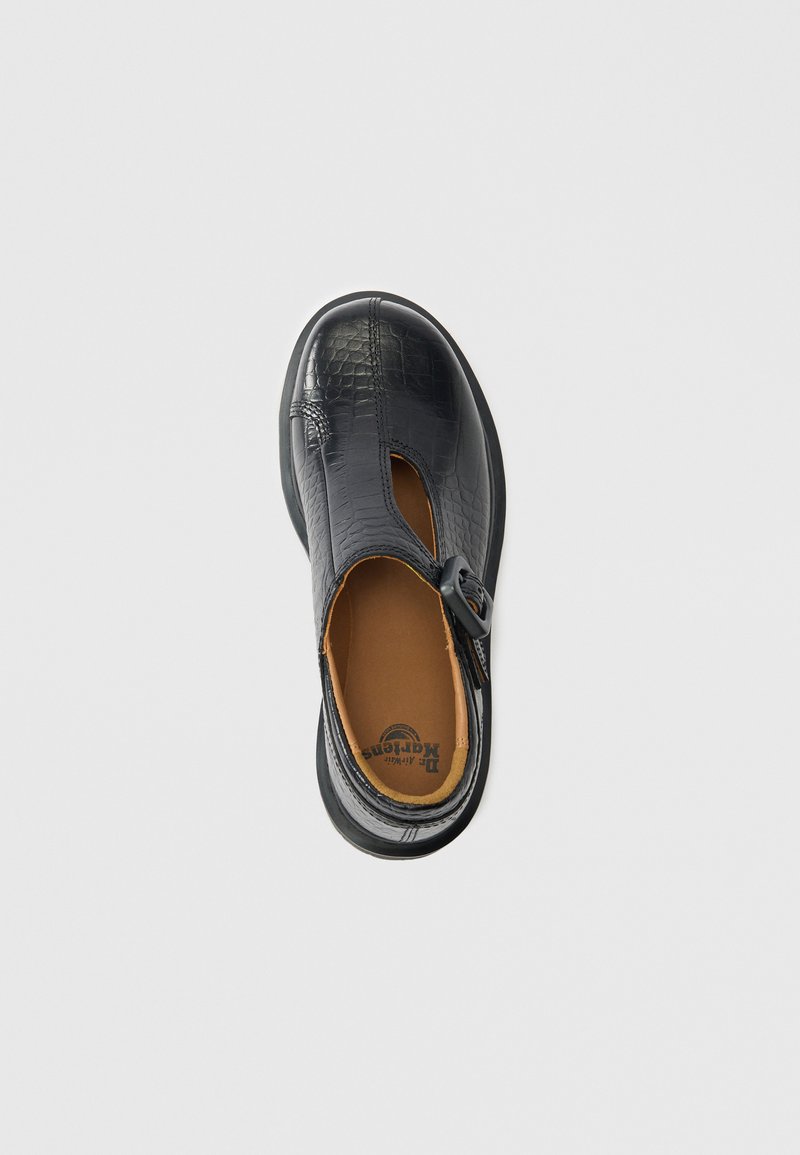 Zwarte leren schoen met krokodillenprint, T-bandje en gespsluiting. Afgeronde neus en gevoerd voetbed. Gladde, glanzende afwerking.