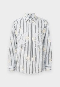 Chemise boutonnée à rayures bleu clair avec des broderies florales blanches, manches longues, et accents noirs contrastants sur les poignets et le col.