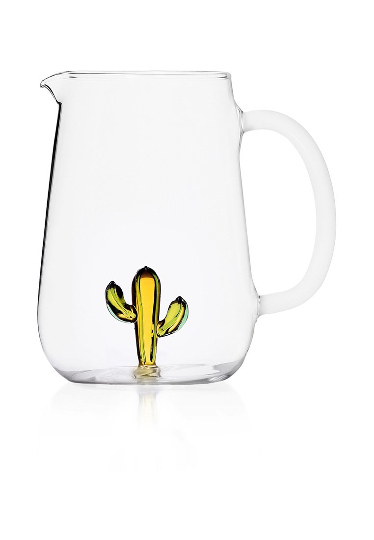 Przezroczysty szklany dzbanek z unikalną figurką kaktusa w środku, z żółtymi i zielonymi akcentami. Gładka tekstura, zwężający się kształt i uchwyt.