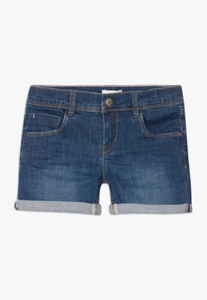 Short en jean bleu avec revers roulés, fermeture à boutons à l'avant, passants de ceinture et poches avant sur fond blanc.