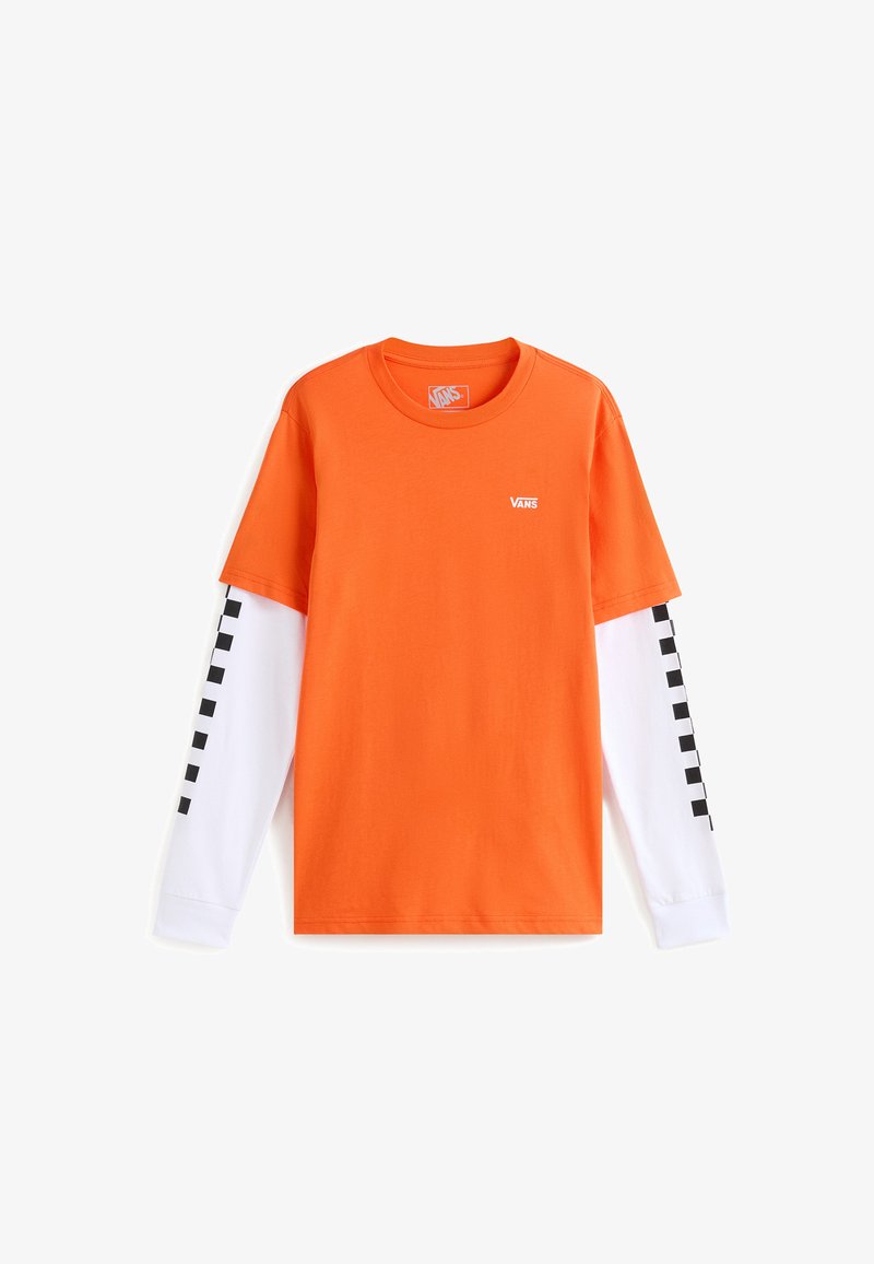 T-shirt orange Vans à manches courtes superposé sur un haut à manches longues blanc avec des rayures à damier noir sur les manches.
