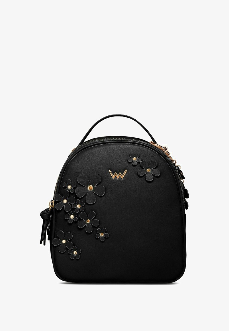Černá kabelka se zlatými akcenty, vybavená horním uchem a černými květinovými aplikacemi se zlatými cvočky uspořádanými diagonálně.